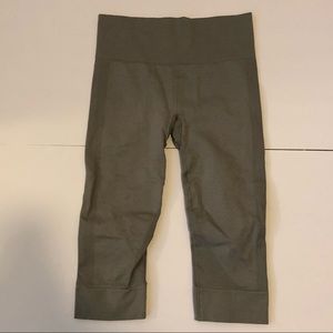 Lululemon Grey Women’s Size 6 Cropped 25” Leggings